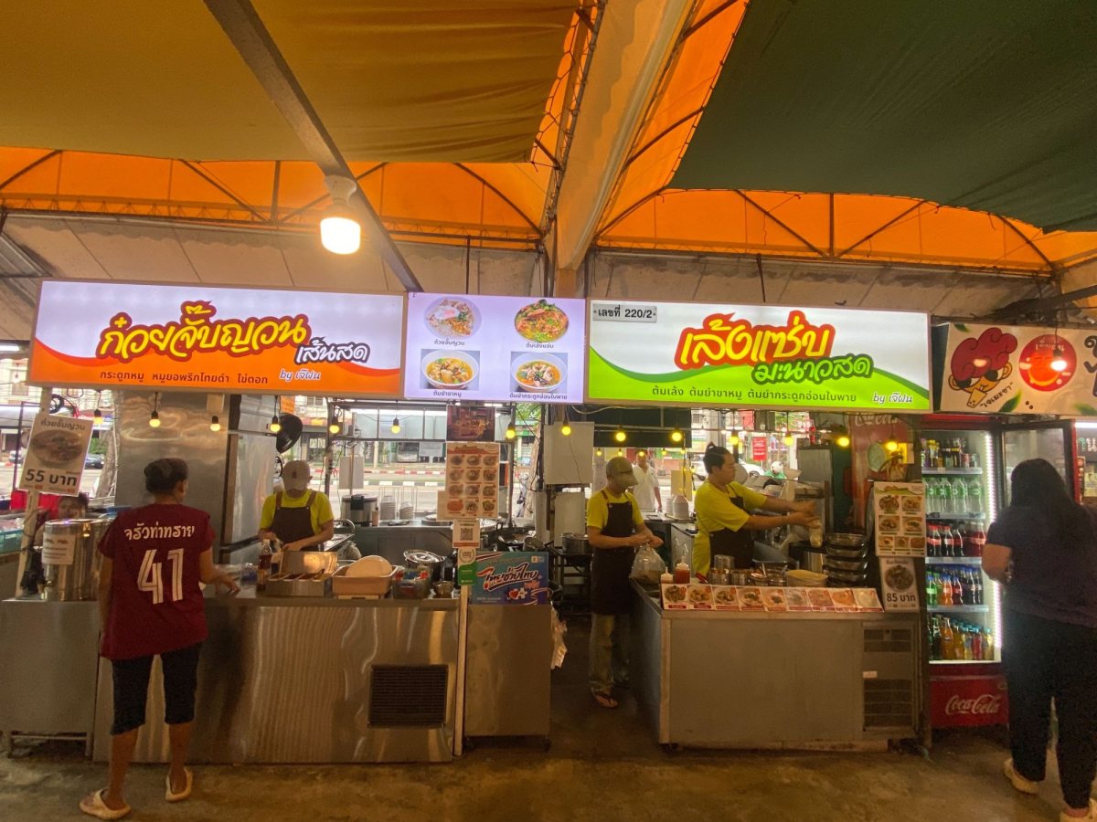 หน้าร้านจริง — 2 ร้านเปิดขายคู่กัน
